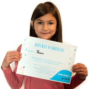 Enfant et son diplôme Mission Océan