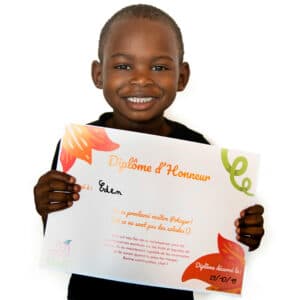 Enfant et son diplôme Mission potager