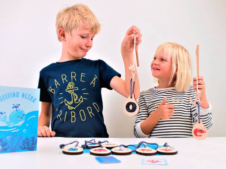 Enfants qui jouent au jeu de pêche Mission Océan