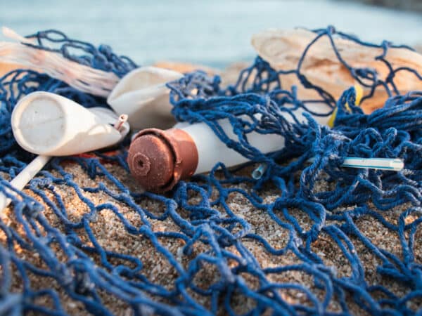 Déchets jetés dans la mer