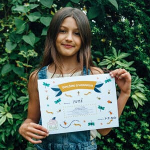 Enfant avec son diplôme sur les insectes