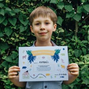 Garçon avec son diplôme de sauveteur d'animaux