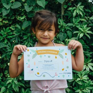 Enfant et son diplôme sur les légumes