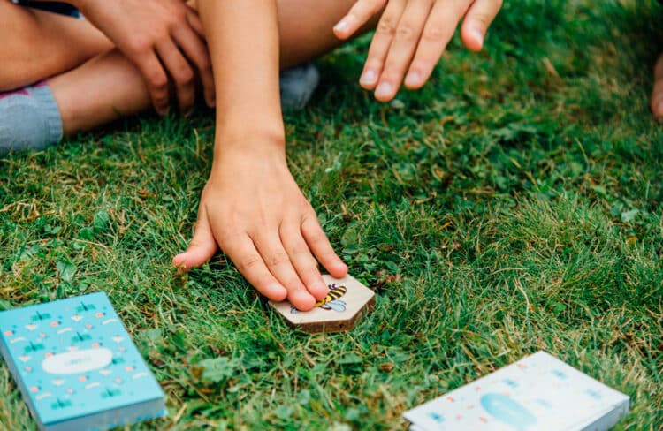 Enfant qui joue à un jeu de rapidité