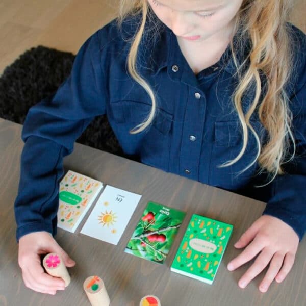 Fille qui joue à un jeu de rapidité