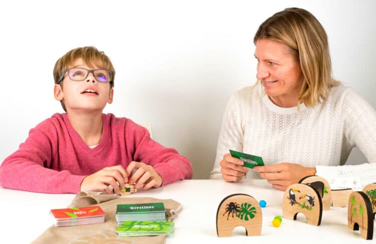 Maman qui pose une question à son garçon