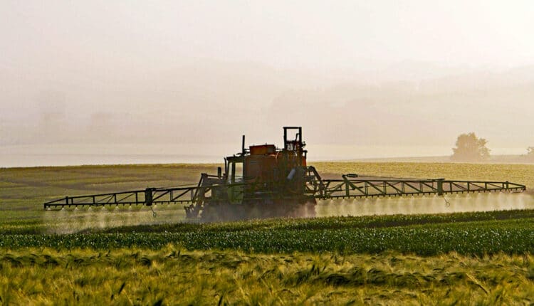 Pulvérisation de pesticide dans les champs