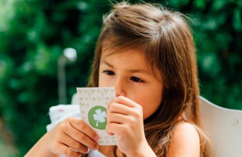 Fille qui regarde une carte du jeu