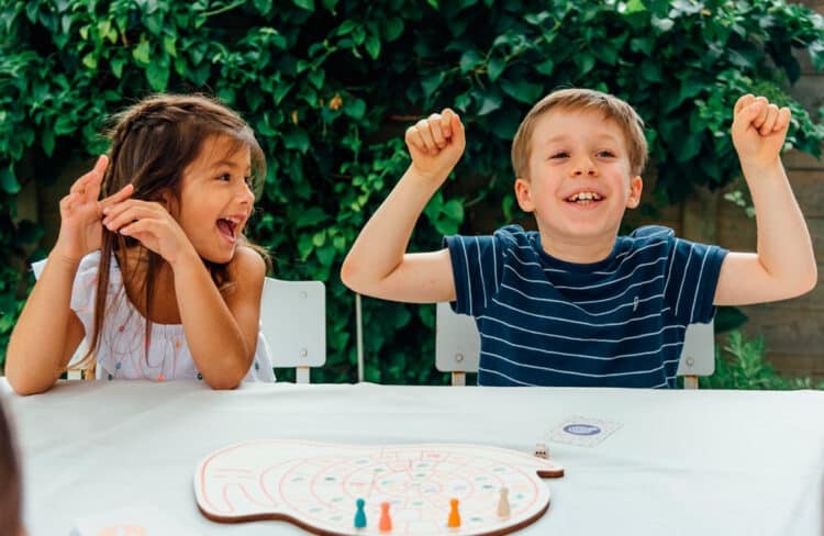 Enfants heureux de jouer