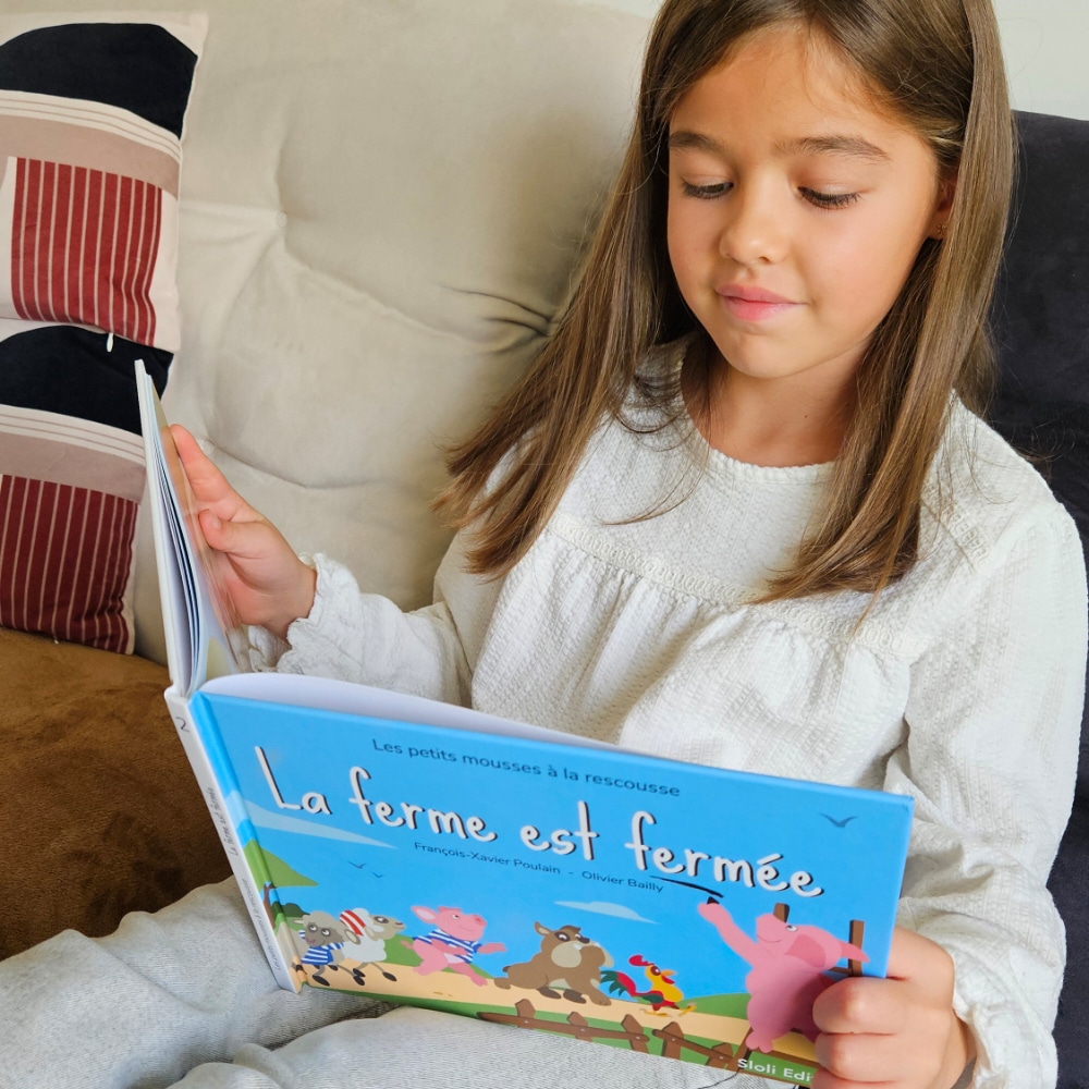 Petite fille qui lit le livre La ferme est fermée