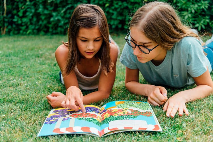 Enfants lisent carnet sur écologie