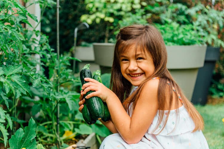 Fille avec des courgettes