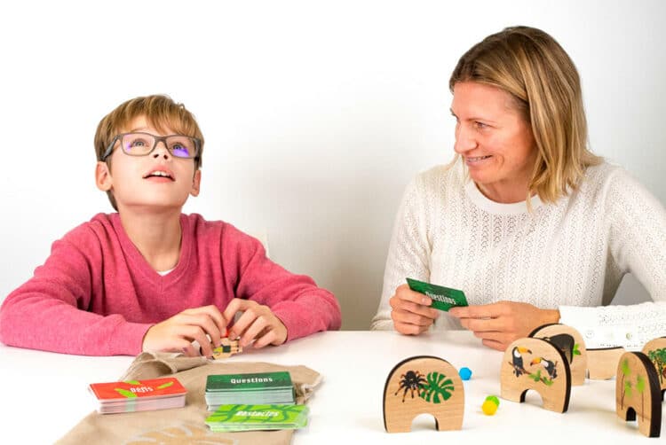 Maman et son fils qui jouent