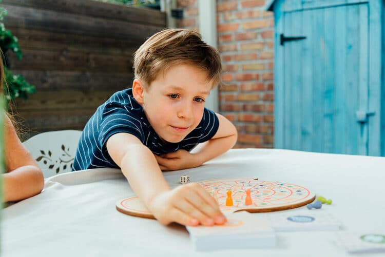 Enfant pioche une carte