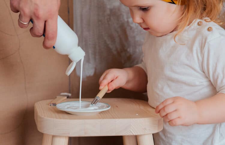 Enfant qui fait une activité manuelle