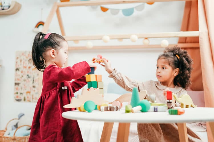 Petites filles qui jouent