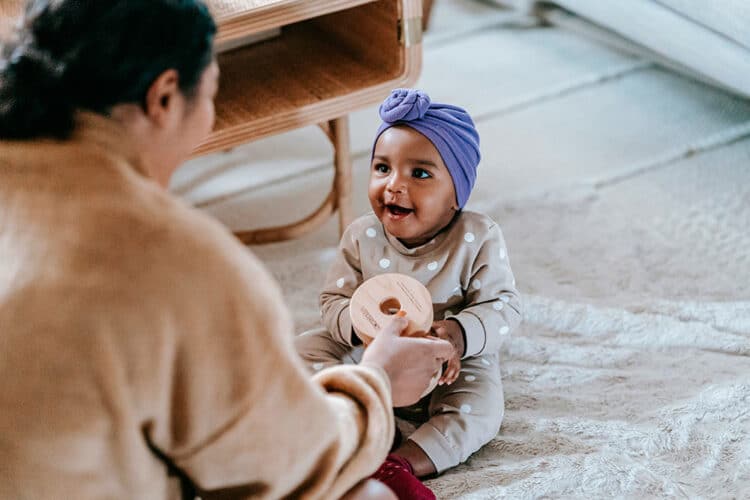 Maman qui joue avec son bébé