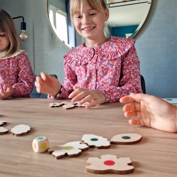 Enfants qui jouent au jeu Hop la Feuille