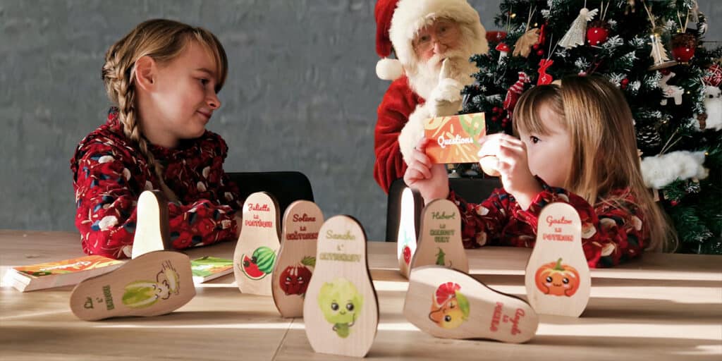 Père Noël qui apporte des jeux Sloli