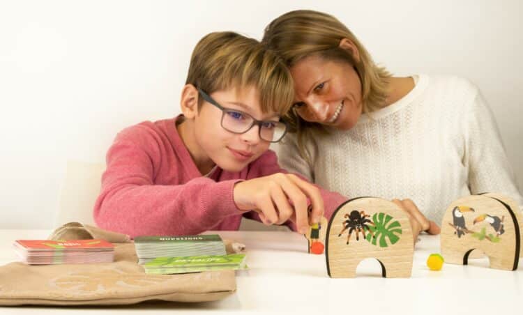 Maman et son fils qui jouent à un jeu