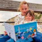 Enfants qui lisent un livre sur les baleines
