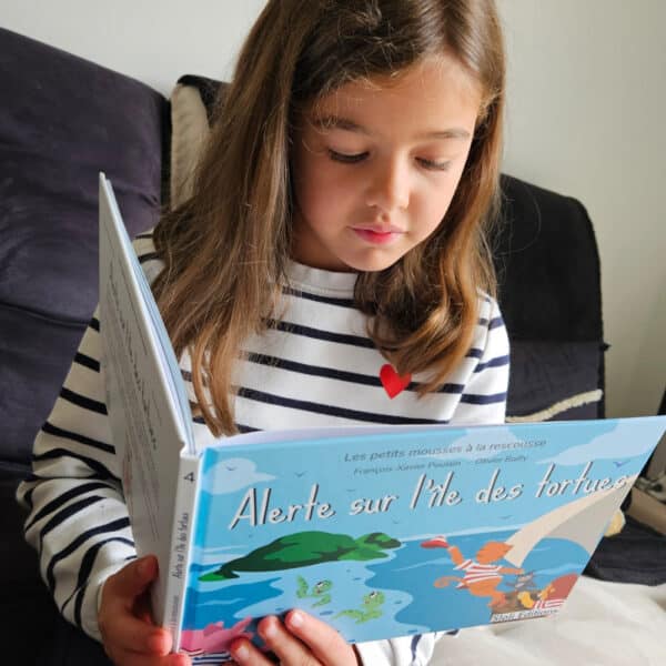Jeune lectrice du livre d'aventures marines