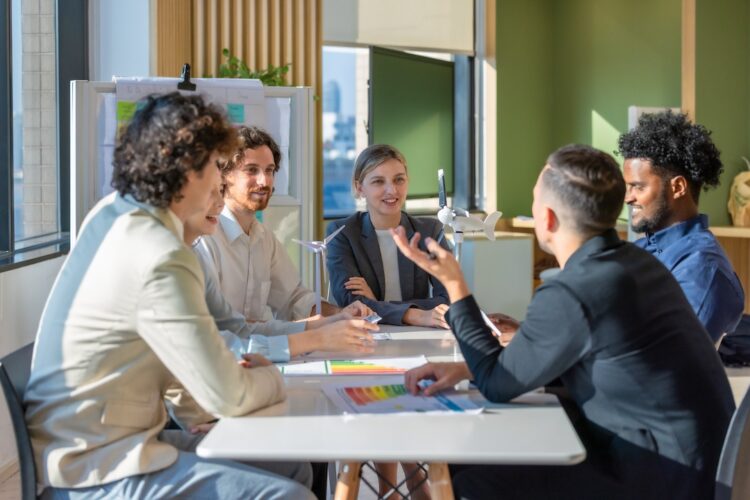 Collaboration et échange d'idées entre collaborateurs